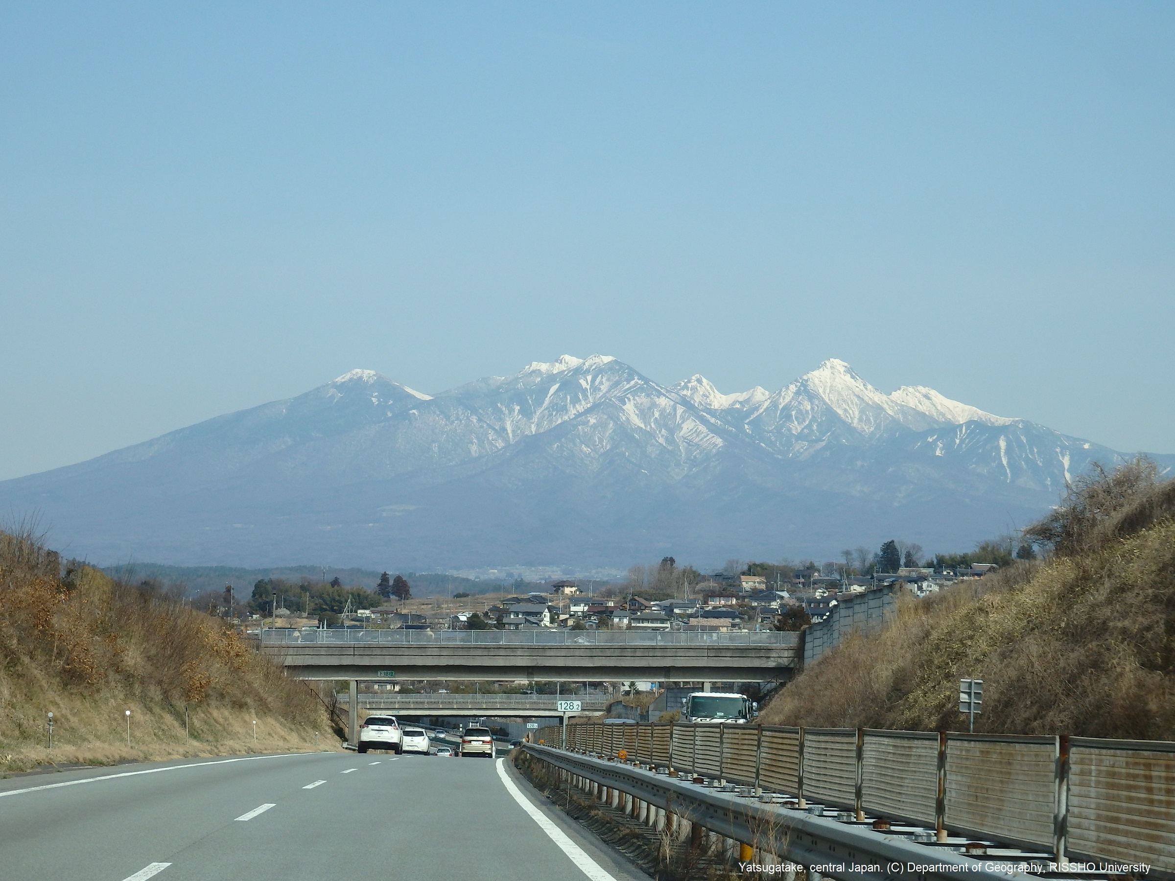 中央自動車道から眺める春の八ヶ岳連峰