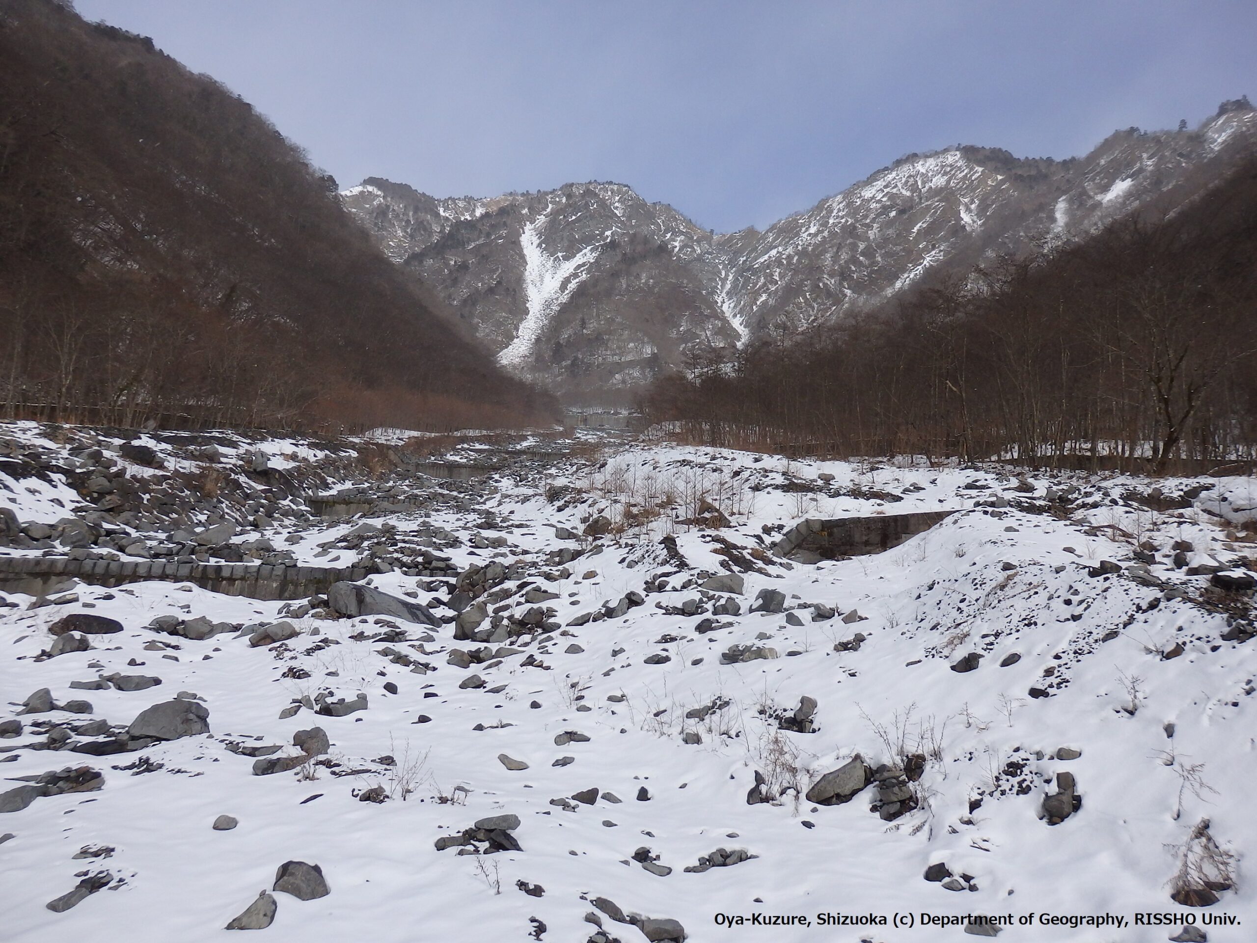 雪降り積む静寂の大谷崩