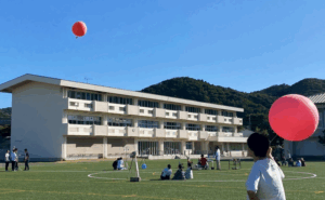 パイロットバルーンを上げた様子 (フィールドワークC)