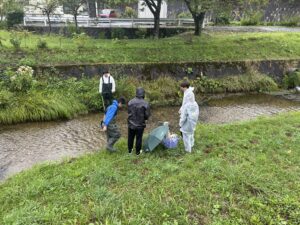流量観測の様子 (フィールドワークD)